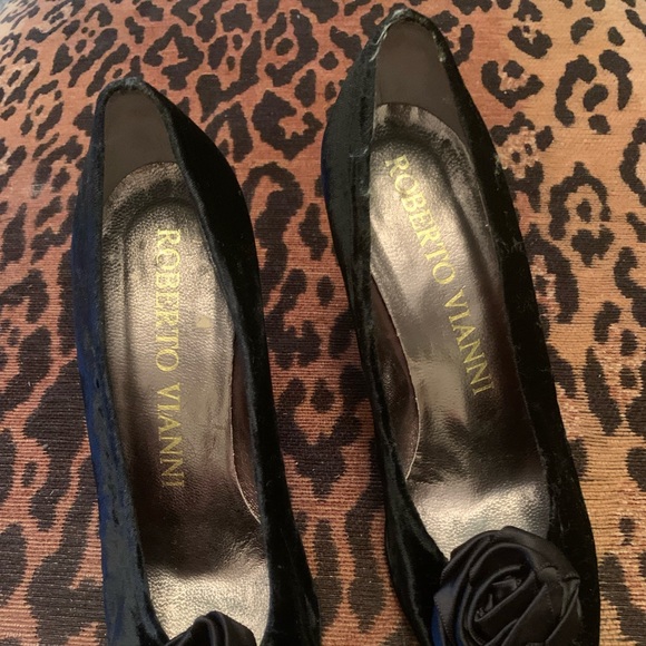 Black velvet vintage heels, size 6 1/2. Roberto Vianni. Worn once. $25.00 - Picture 2 of 4